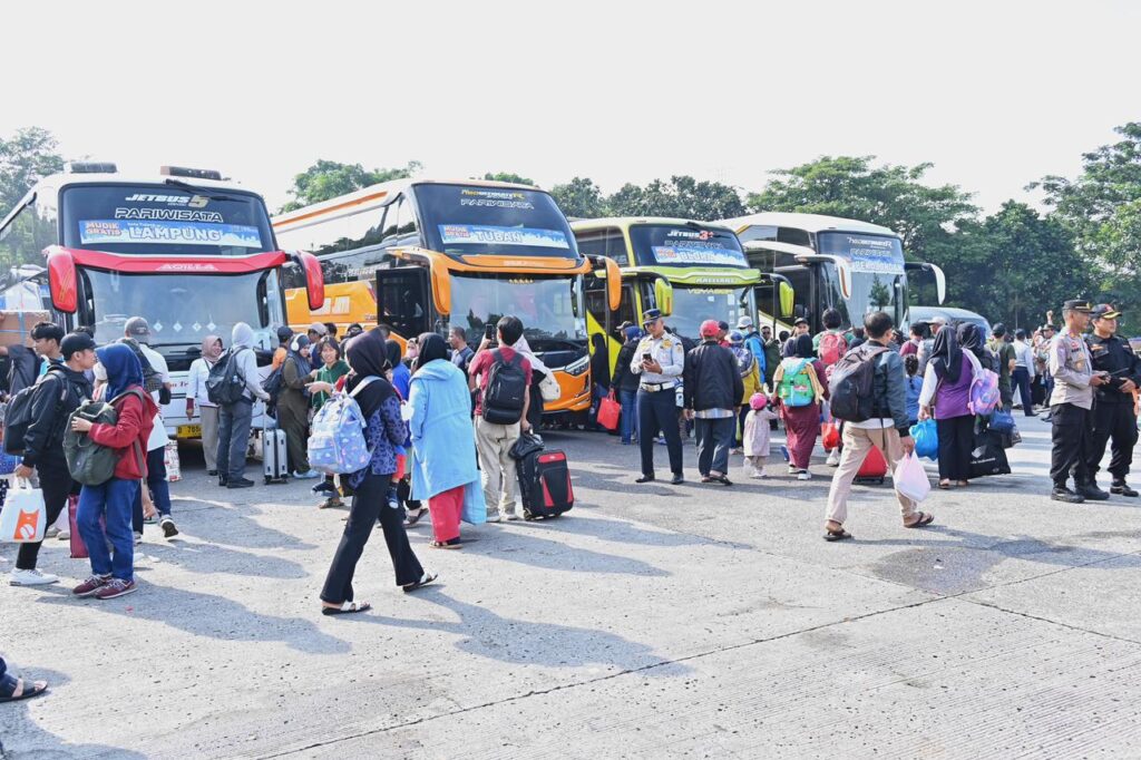 Pemudik pulang kampung menggunakan bus. Kemenhub tekankan keselamatan transportasi melalui kesiapan armada, awak, dan pengawasan intensif seluruh moda angkutan. /BKIP Kemenhub-Daniel Pietersz&Edi