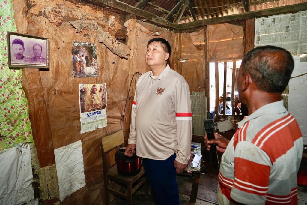 Menteri Perumahan dan Kawasan Permukiman (PKP) Maruarar Sirait melakukan peninjauan langsung terhadap calon penerima di Kabupaten Toba, Sumatra Utara. Program BSPS dipercepat untuk tingkatkan kualitas hunian, pastikan tepat sasaran, dan dukung kesejahteraan masyarakat. /PKP