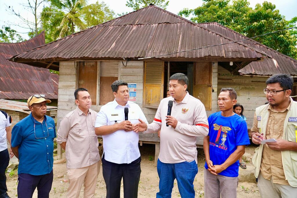 Menteri Perumahan dan Kawasan Permukiman (PKP) Maruarar Sirait saat mengunjungi kawasan permukiman di Kabupaten Samosir. Program PKP dorong perbaikan rumah dan kawasan kumuh guna tingkatkan kualitas hidup masyarakat Samosir. /PKP