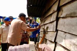 Menteri Perumahan dan Kawasan Permukiman (PKP) Maruarar Sirait saat memantau hunian warga yang terdampak bencana longsor di Kabupaten Tapanuli Utara. Pemerintah percepat pembangunan hunian korban longsor dengan target bertahap selesai hingga Juni 2026. /PKP