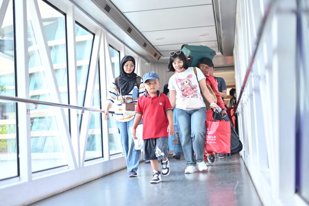 Pemudik kembali ke Jawa melalui Pelabuhan Bakauheni. Arus balik terdistribusi merata, mayoritas pemudik kembali, layanan penyeberangan berjalan lancar dan terkendali. /ASDP