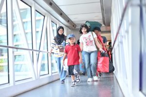 Pemudik kembali ke Jawa melalui Pelabuhan Bakauheni. Arus balik terdistribusi merata, mayoritas pemudik kembali, layanan penyeberangan berjalan lancar dan terkendali. /ASDP