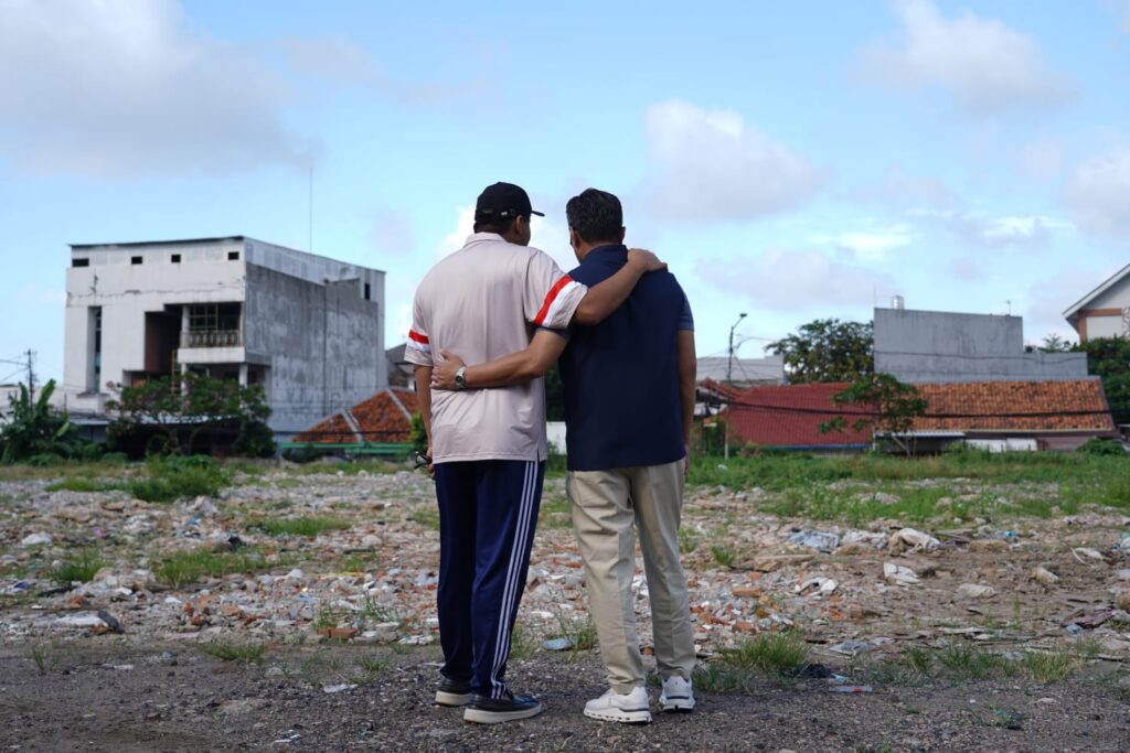 Menteri Perumahan dan Kawasan Permukiman (PKP) Maruarar Sirait dan Kepala BP BUMN Dony Oskaria meninjau langsung lokasi rencana pembangunan rumah susun di kawasan Jalan Kramat Raya, Senen, Jakarta Pusat, Minggu (29/3/2026). Pemerintah percepat pembangunan rusun Senen melalui kolaborasi lintas sektor untuk hunian layak masyarakat. /PKP