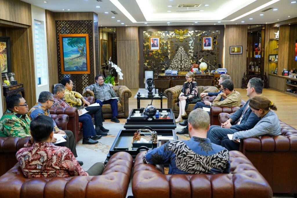 Pertemuan Menteri Koordinator Bidang Perekonomian Airlangga Hartarto dengan Chair Australian Productivity Commission Danielle Wood serta Duta Besar Australia untuk Indonesia Roderick Brazier di Jakarta, Jumat (27/3/2026). Indonesia dan Australia perkuat kerja sama ekonomi, fokus produktivitas, SDM, dan reformasi kebijakan nasional. /humas ekon-zly