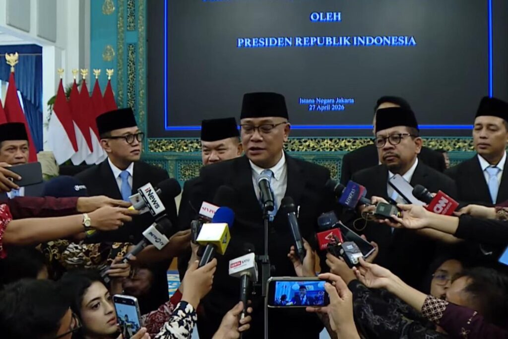 Mohammad Jumhur Hidayat usai pelantikan sebagai Menteri Lingkungan Hidup/Kepala Badan Pengendalian Lingkungan Hidup di Istana Negara, Jakarta, pada Senin (27/04/2026). Jumhur fokus isu sampah, standar global, dan dorong kesadaran lingkungan masyarakat Indonesia luas. /BPMI Setpres