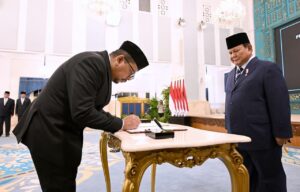 Pelantikan Hasan Nasbi sebagai Penasihat Khusus Presiden Bidang Komunikasi dan Muhammad Qodari sebagai Kepala Badan Komunikasi Pemerintah di Istana Negara, Jakarta, Senin (27/04/2026). Hasan dan Qodari fokus perkuat komunikasi pemerintah, sinergi lembaga, dan respons dinamika media. /BPMI Setpres