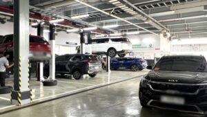 Pelanggan mengecek kendaraan di bengkel. Perawatan kendaraan pasca mudik penting untuk menjaga performa, keamanan, dan kenyamanan berkendara. /KIA