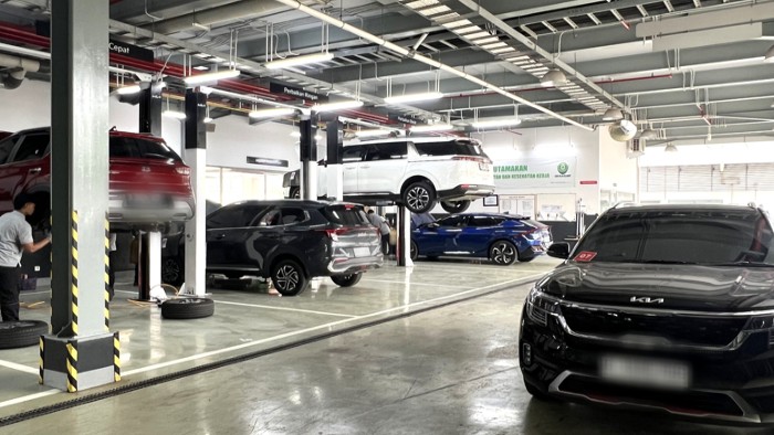 Pelanggan mengecek kendaraan di bengkel. Perawatan kendaraan pasca mudik penting untuk menjaga performa, keamanan, dan kenyamanan berkendara. /KIA
