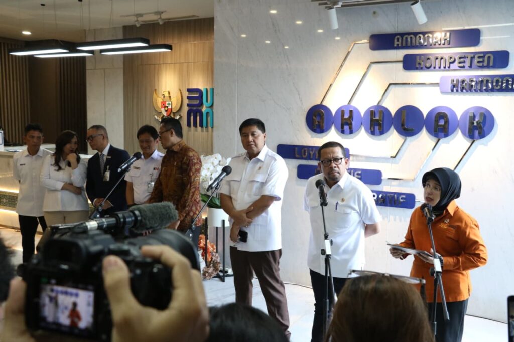 Konferensi pers usai rapat koordinasi yang dipimpin Menteri PKP Maruarar Sirait bersama sejumlah pejabat, termasuk Kepala BP BUMN Dony Oskaria, Kepala Staf Kepresidenan Muhammad Qodari, serta pimpinan BUMN dan lembaga terkait. Sinergi pemerintah dan BUMN percepat relokasi warga serta penyediaan hunian layak. /PKP