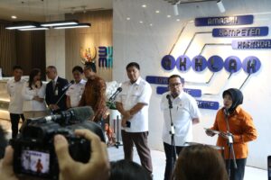 Konferensi pers usai rapat koordinasi yang dipimpin Menteri PKP Maruarar Sirait bersama sejumlah pejabat, termasuk Kepala BP BUMN Dony Oskaria, Kepala Staf Kepresidenan Muhammad Qodari, serta pimpinan BUMN dan lembaga terkait. Sinergi pemerintah dan BUMN percepat relokasi warga serta penyediaan hunian layak. /PKP