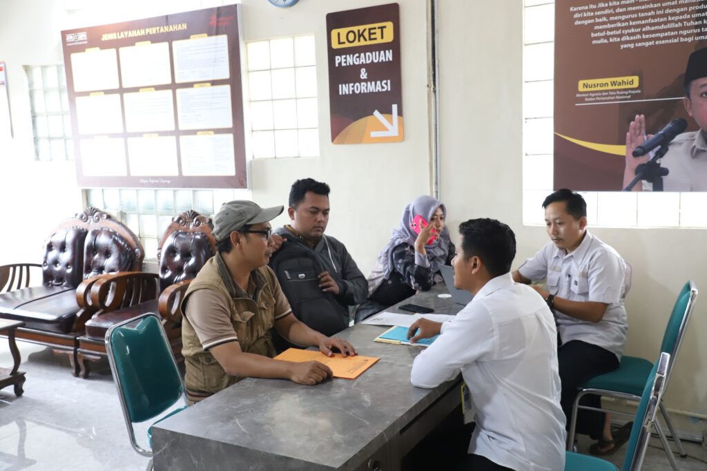 Petugas BPN sedang melayani masyarakat yang mengurus sertifikat secara mandiri. Pengurusan sertifikat mandiri dipermudah dengan syarat jelas dan layanan resmi BPN. /BPN