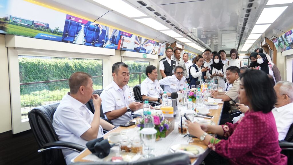 Pertemuan Menteri PKP Maruarar Sirait bersama Direktur Utama KAI Bobby Rasyidin dan Sekretaris Daerah Jawa Barat Herman Suryatman membahas hunian berbasis Transit Oriented Development (TOD) di kawasan Kiaracondong, Kota Bandung, Senin (6/4/2026). Hunian TOD Kiaracondong diharapkan tingkatkan akses hunian layak dan mobilitas masyarakat perkotaan. /PKP