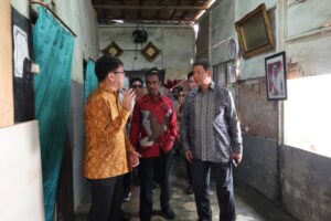 Ketua Satgas Perumahan Hashim Djojohadikusumo meninjau pelaksanaan program Bantuan Stimulan Perumahan Swadaya (BSPS) atau bedah rumah di Kelurahan Malendeng, Kecamatan Paal Dua, Kota Manado, Sulawesi Utara, Rabu (8/4/2026). Program BSPS meningkat signifikan, pemerintah dorong sertifikat gratis bagi masyarakat berpenghasilan rendah. /PKP