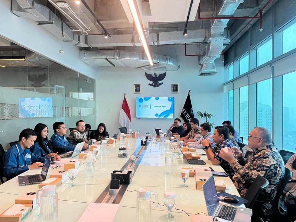 Gekrafs menyerahkan kajian strategis standar biaya jasa kreatif kepada Kementerian Ekonomi Kreatif. Standarisasi jasa kreatif didorong untuk lindungi pelaku dan cegah risiko hukum. /Gekrafs