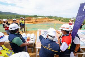 Kepala Otorita IKN Basuki Hadimuljono meninjau pembangunan pembangunan kompleks legislatif dan yudikatif IKN. Pembangunan ditarget rampung pada 2027–2028. /IKN