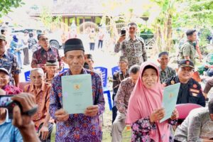 Tupon Hadi Suwarno atau Mbah Tupon menunjukkan sertifikat milikinya setelah sempat diambil mafia tanah. /BPN