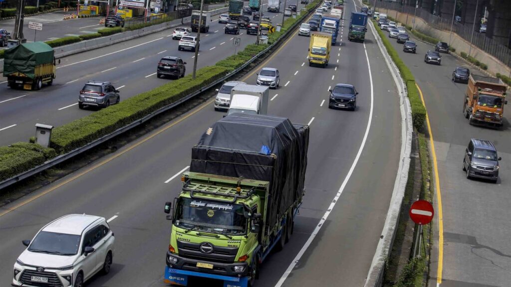 Truk "obesitas" atau over dimension dan over load (ODOL) melintas di jalan tol. Kemenhub dorong pengawasan digital ODOL untuk tekan pelanggaran dan capai target Zero ODOL 2027. /Kemenhub