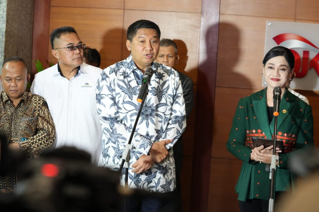 Konferensi pers pembahasan lanjutan mengenai kebijakan SLIK OJK untuk KPR Rumah Subsidi di kantor OJK, Jakarta, Senin (13/4/2026). Kebijakan baru SLIK OJK permudah akses rumah subsidi bagi masyarakat berpenghasilan rendah Indonesia. /PKP