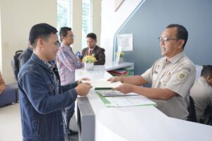 Petugas ATR/BPN sedang melayani masyarakat. ATR/BPN imbau masyarakat pahami prosedur balik nama agar biaya dan proses tidak membengkak. /BPN
