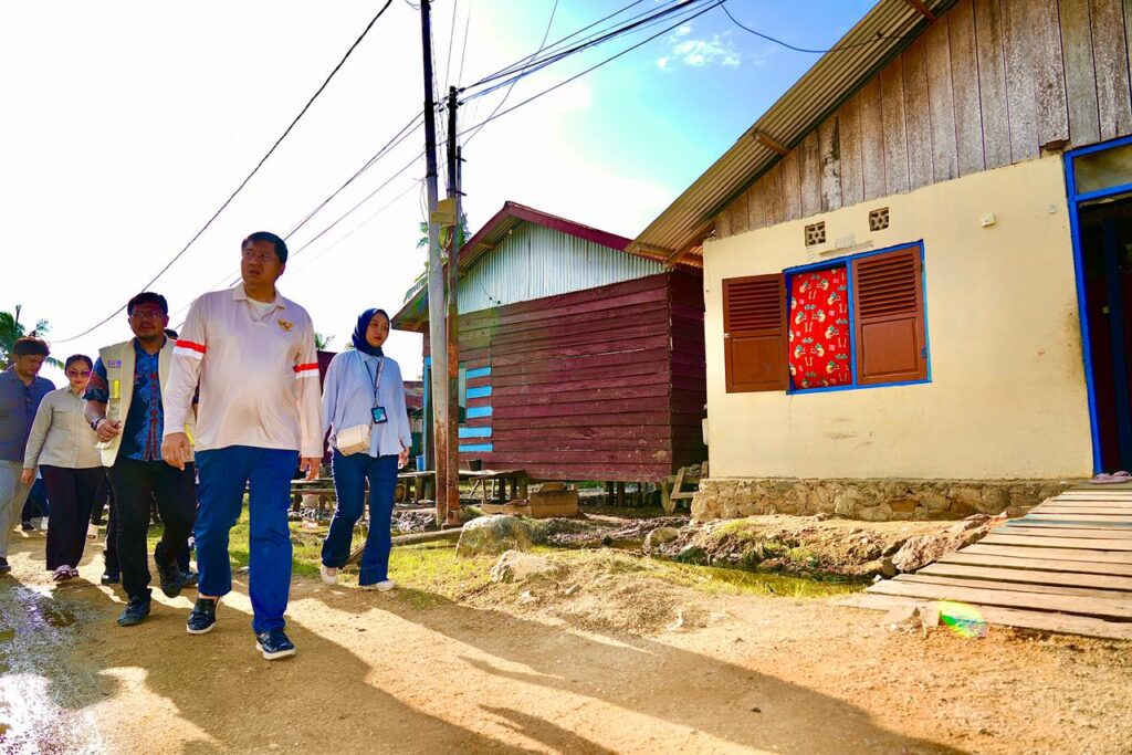 Menteri Perumahan dan Kawasan Permukiman (PKP) Maruarar Sirait meninjau langsung rumah calon penerima bantuan di Kelurahan Klasabi, Distrik Sorong Manoi, Kota Sorong, Papua Barat Daya. Program BSPS percepat perbaikan rumah, dorong ekonomi lokal, dan tingkatkan kesejahteraan masyarakat Papua. /PKP