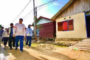 Menteri Perumahan dan Kawasan Permukiman (PKP) Maruarar Sirait meninjau langsung rumah calon penerima bantuan di Kelurahan Klasabi, Distrik Sorong Manoi, Kota Sorong, Papua Barat Daya. Program BSPS percepat perbaikan rumah, dorong ekonomi lokal, dan tingkatkan kesejahteraan masyarakat Papua. /PKP