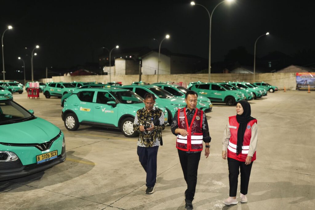 Direktorat Jenderal Perhubungan Darat Kementerian Perhubungan melakukan inspeksi mendadak ke pool taksi Green SM di Bekasi, Jawa Barat, pada Selasa (28/4/2026) malam. Hal itu dilakukan untuk audit keselamatan dan siapkan sanksi jika ditemukan pelanggaran operasional. /Kemenhub