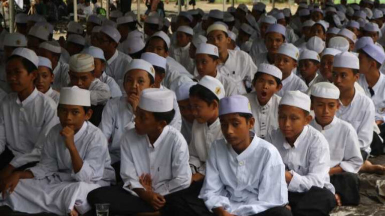 Santri di Palu. Ditjen Pesantren diharapkan perkuat pendidikan Islam dan kualitas SDM santri nasional. /Kemenag Sulteng