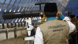 Petugas sedang memantau hilal. Kemenag melakukan rukyatul hilal di 88 titik untuk penetapan awal Zulhijah dan Iduladha 2026. /Kemenag