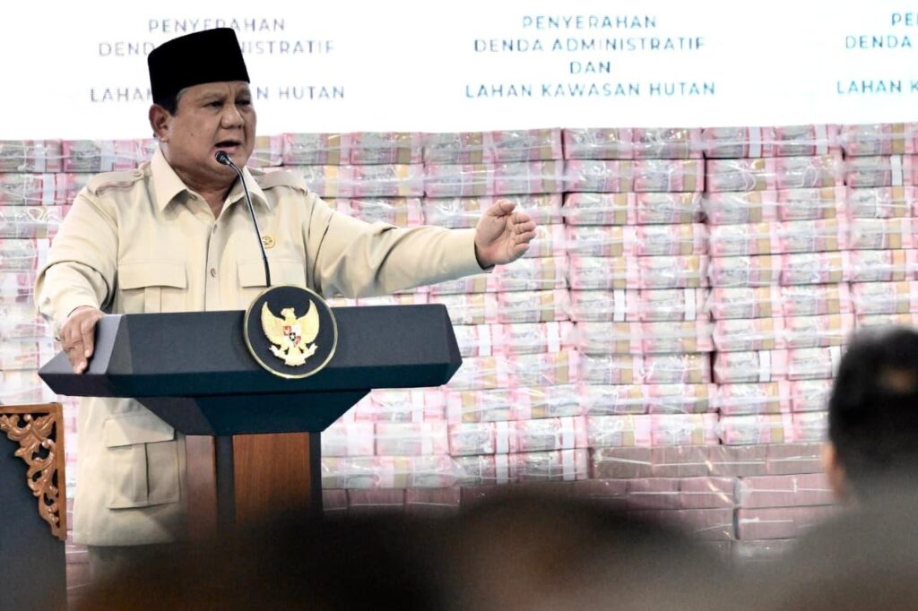 Presiden Prabowo Subianto menyaksikan langsung penyerahan denda administratif senilai Rp10,27 triliun dan lahan kawasan hutan seluas 2,37 juta hektare di kompleks Kejaksaan Agung Republik Indonesia, Jakarta, Rabu (13/05/2026). Pemerintah menyelamatkan aset negara triliunan rupiah untuk pembangunan pendidikan dan pelayanan publik nasional. /BPMI Setpres