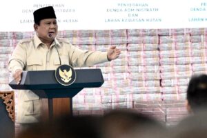 Presiden Prabowo Subianto menyaksikan langsung penyerahan denda administratif senilai Rp10,27 triliun dan lahan kawasan hutan seluas 2,37 juta hektare di kompleks Kejaksaan Agung Republik Indonesia, Jakarta, Rabu (13/05/2026). Pemerintah menyelamatkan aset negara triliunan rupiah untuk pembangunan pendidikan dan pelayanan publik nasional. /BPMI Setpres