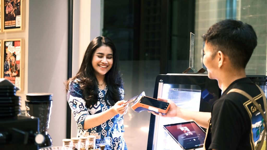 Pelanggan melakukan pembayaran dengan contactless. BRI dorong contactless, transaksi melonjak, perkuat dana murah dan pendapatan berbasis komisi signifikan. /BRI