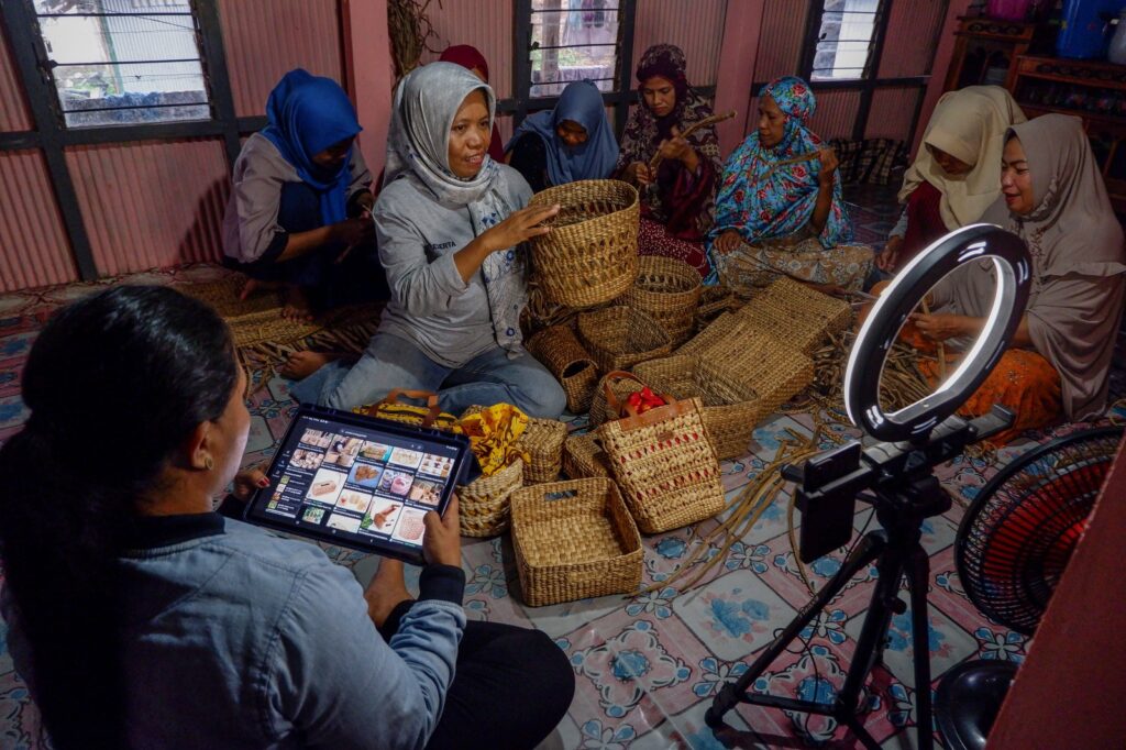 Pelaku UMKM sedang memasarkan produknya melalui kanal digital. BRI memperkuat UMKM melalui kredit, KUR, dan pemberdayaan untuk mendorong ekonomi kerakyatan berkelanjutan. /BRI