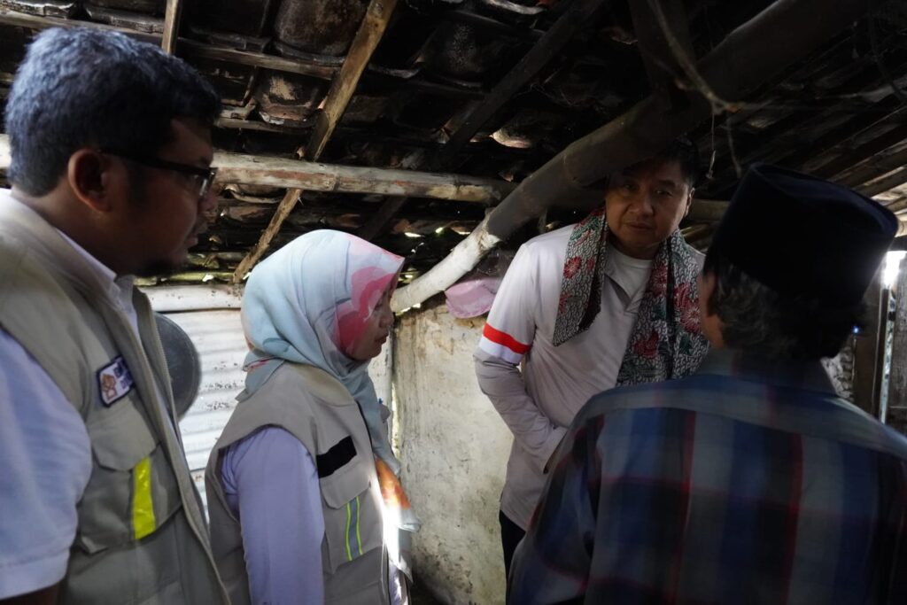 Menteri Perumahan dan Kawasan Permukiman (PKP) Maruarar Sirait saat meninjau lokasi penerima bantuan di Bangkalan, Jawa Timur, Minggu (3/5/2026). Kuota BSPS meningkat signifikan untuk perbaikan hunian dan dorong ekonomi masyarakat Jawa Timur. /PKP