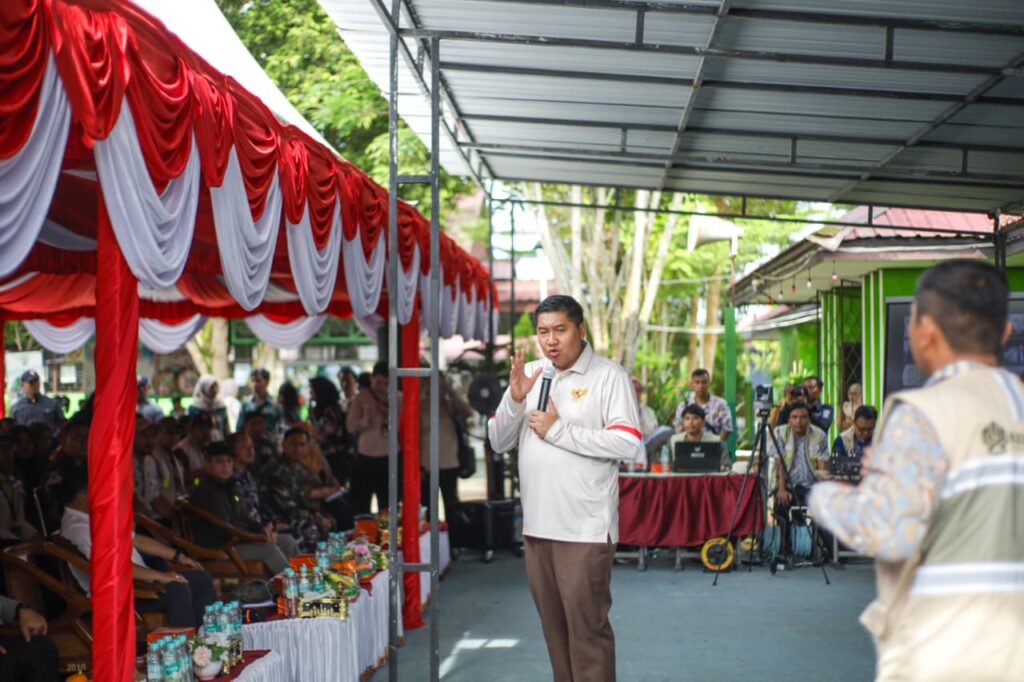 Menteri Perumahan dan Kawasan Permukiman (PKP) Maruarar Sirait saat pelaksanaan simulasi Pemilihan Toko Terbuka (PTT) atau “Tender Rakyat” di Kelurahan Teritip, Balikpapan Timur, bersamaan dengan peninjauan usulan calon penerima BSPS Tahun 2026, Senin (5/5/2026). Kementerian PKP dorong transparansi BSPS lewat Tender Rakyat dan keterlibatan langsung penerima bantuan masyarakat. /PKP