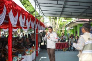 Menteri Perumahan dan Kawasan Permukiman (PKP) Maruarar Sirait saat pelaksanaan simulasi Pemilihan Toko Terbuka (PTT) atau “Tender Rakyat” di Kelurahan Teritip, Balikpapan Timur, bersamaan dengan peninjauan usulan calon penerima BSPS Tahun 2026, Senin (5/5/2026). Kementerian PKP dorong transparansi BSPS lewat Tender Rakyat dan keterlibatan langsung penerima bantuan masyarakat. /PKP