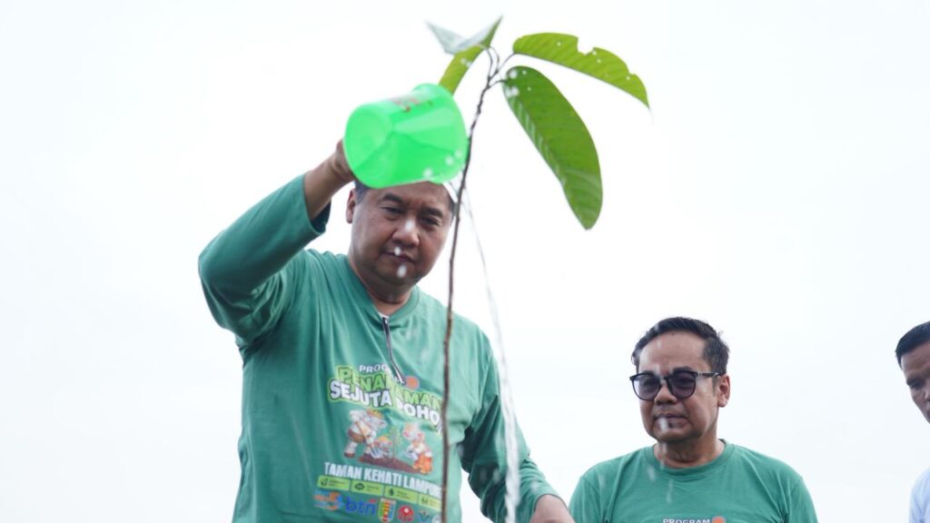 Penanaman sejuta pohon di Taman Kehati Kotabaru, Lampung, Kamis (7/5/2026). Menteri PKP dorong program satu rumah satu pohon demi perumahan hijau dan lingkungan berkelanjutan. /PKP