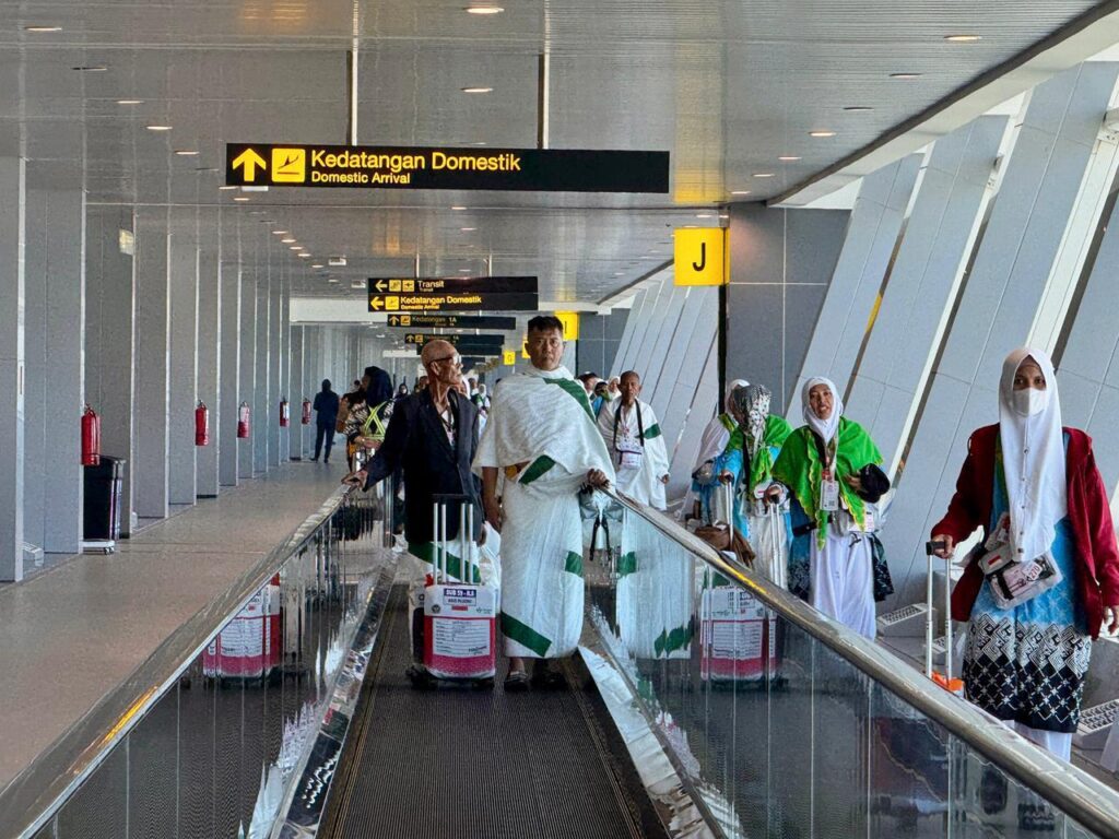 Jemaah Haji bersiap melakukan penerbangan ke Arab Saudi. Keberangkatan haji 2026 di bandara InJourney Airports berjalan lancar dengan ketepatan waktu mencapai 96%. /InJourney