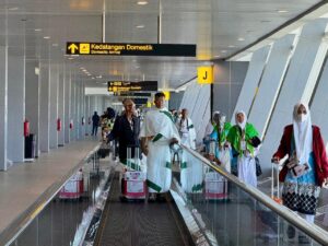 Jemaah Haji bersiap melakukan penerbangan ke Arab Saudi. Keberangkatan haji 2026 di bandara InJourney Airports berjalan lancar dengan ketepatan waktu mencapai 96%. /InJourney