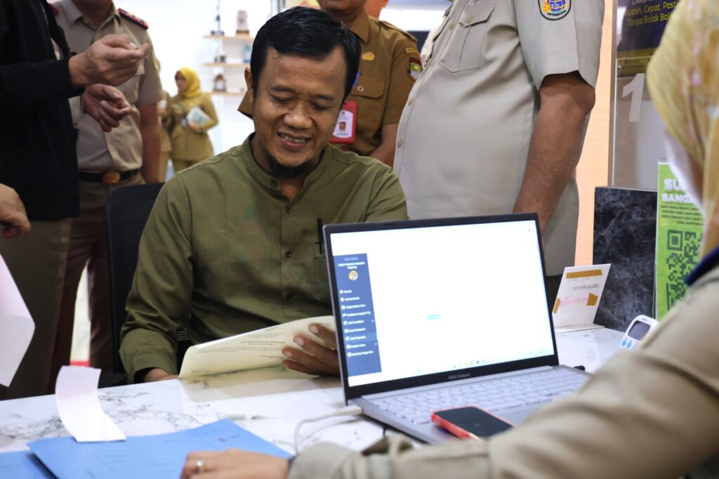 Masyarakat sedang mengurus roya. Layanan LARIS MANIS mempermudah proses roya dan waris masyarakat Tangerang hanya dalam lima menit. /BPN