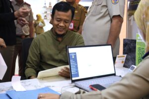Masyarakat sedang mengurus roya. Layanan LARIS MANIS mempermudah proses roya dan waris masyarakat Tangerang hanya dalam lima menit. /BPN