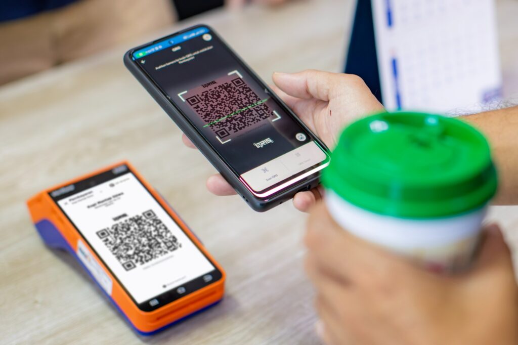 Nasabah melakukan pembayaran menggunakan QRIS Alipay Dinamis. BRI menghadirkan QRIS Alipay Dinamis guna mendukung pembayaran digital lintas negara. /BRI