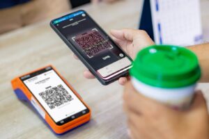 Nasabah melakukan pembayaran menggunakan QRIS Alipay Dinamis. BRI menghadirkan QRIS Alipay Dinamis guna mendukung pembayaran digital lintas negara. /BRI