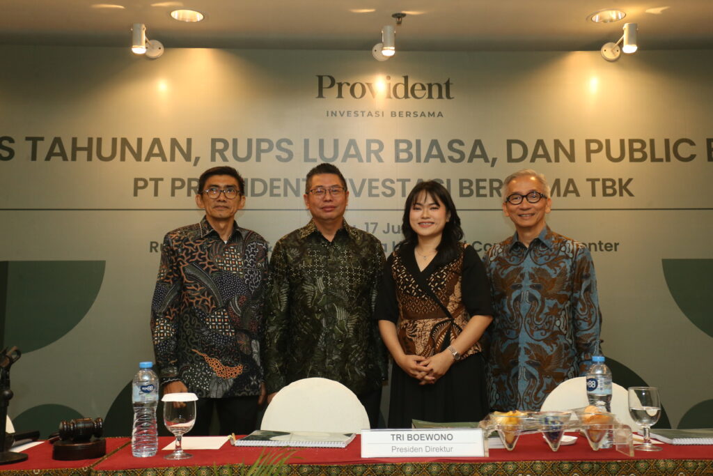 (Kiri-kanan) Komisaris Independen PALM, Kumari AK.; Presiden Direktur PALM, Tri Boewono; Direktur PALM, Ellen Kartika; dan Budianto Purwahjo, Direktur (Lama) PALM saat menghadiri Rapat Umum Pemegang Saham Tahunan (RUPST) dan Rapat Umum Pemegang Saham Luar Biasa (RUPSLB) PT Provident Investasi Bersama Tbk (PALM) di Jakarta, Rabu (17/6/2026). PALM mencatat kinerja kuat, membagikan dividen, dan memperluas investasi berkelanjutan pada sektor strategis nasional. /PALM