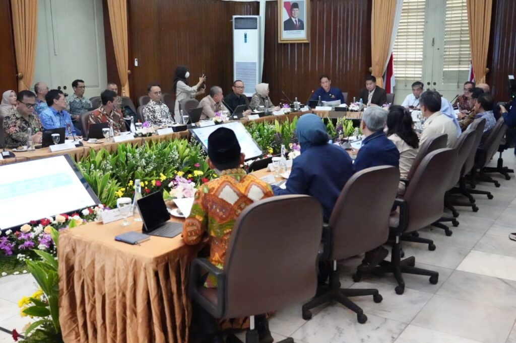 Rapat perkembangan penyaluran KPR FLPP dan tindak lanjut arahan Presiden terkait pembiayaan rumah subsidi untuk MBR. Pemerintah siapkan cicilan lebih ringan guna memperluas akses rumah masyarakat berpenghasilan. /PKP