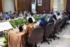Rapat perkembangan penyaluran KPR FLPP dan tindak lanjut arahan Presiden terkait pembiayaan rumah subsidi untuk MBR. Pemerintah siapkan cicilan lebih ringan guna memperluas akses rumah masyarakat berpenghasilan. /PKP