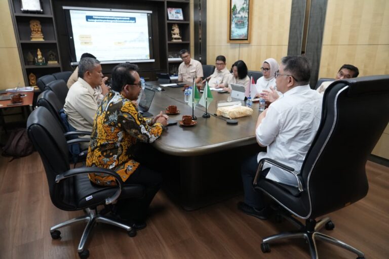 Pertemuan Kementerian Perumahan dan Kawasan Permukiman (PKP) dengan Jaksa Agung Muda Bidang Perdata dan Tata Usaha Negara (Jamdatun) di Gedung Utama Kejaksaan Agung RI, Jakarta Selatan. Regulasi Gentengisasi BSPS disiapkan untuk mendukung UMKM lokal, kualitas material, dan akuntabilitas program. /PKP