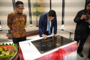 Menteri Perumahan dan Kawasan Permukiman (PKP) Maruarar Sirait menandatangani prasasti sebagai tanda kantor baru untuk Direktorat Jenderal Perumahan Perkotaan. Kantor baru Ditjen Perumahan Perkotaan diharapkan mempercepat Program 3 Juta Rumah nasional. /PKP