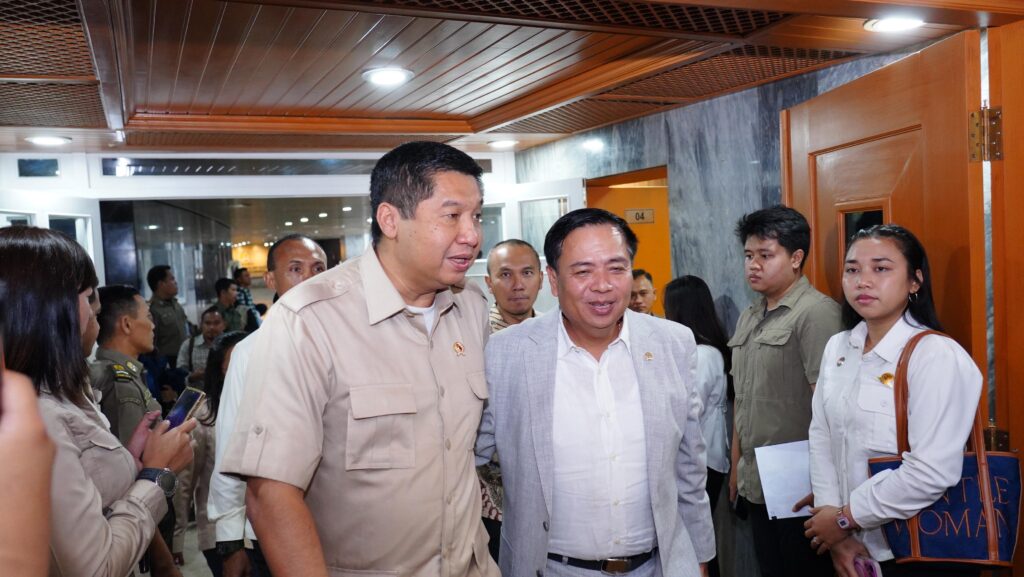 Menteri Perumahan dan Kawasan Permukiman (PKP) Maruarar Sirait bersama Ketua Komisi V DPR RI Lasarus. Komisi V mendukung penambahan anggaran PKP guna mempercepat pembangunan dan renovasi perumahan nasional berkelanjutan. /PKP