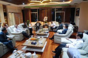 Menteri Perumahan dan Kawasan Permukiman (PKP) Maruarar Sirait, Kepala Badan Pengelola Investasi (BPI) Danantara Rosan Roeslani, dan Kepala BP BUMN Dony Oskaria melakukan konsultasi dengan Kepala Badan Pengawasan Keuangan dan Pembangunan (BPKP) Muhammad Yusuf Ateh di Kantor BPKP, Jakarta Timur, Senin (22/6). Pemerintah mematangkan hibah lahan Meikarta guna mendukung pembangunan apartemen subsidi. /PKP