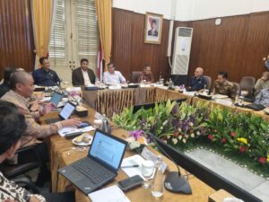 Rapat perkembangan penyaluran KPR FLPP dan tindak lanjut arahan Presiden terkait pembiayaan rumah subsidi untuk MBR. Pemerintah menjaga bunga rendah dan tenor panjang guna memperluas akses perumahan. /Swaranusa-Jaffry P. Prakoso
